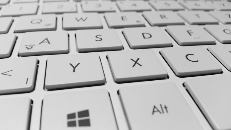 Schüler der Franz-Mersi-Schule unterrichten Senioren am Computer