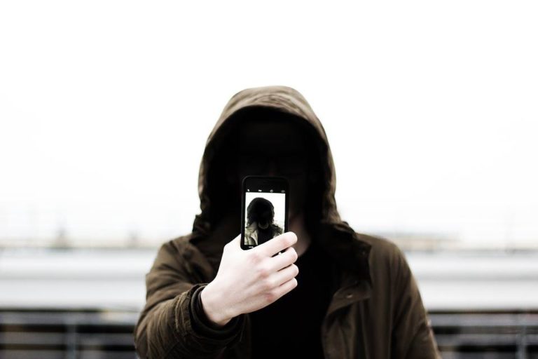 Falsche Polizeibeamte erbeuten 8 000 Euro und hochwertige Goldmünzen – Wer kann Hinweise geben?