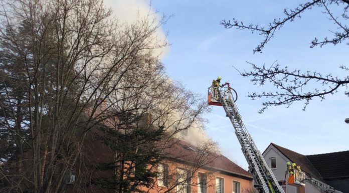 Feuerwehr rettet 86jährige Seniorin bei Dachstuhlbrand