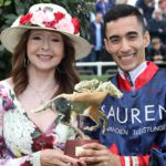 Hannover, Saengerin Vicki Leandros ueberreicht Jockey Carlos Henrique nach dem Sieg mit Say Good Buy den Ehrenpreis