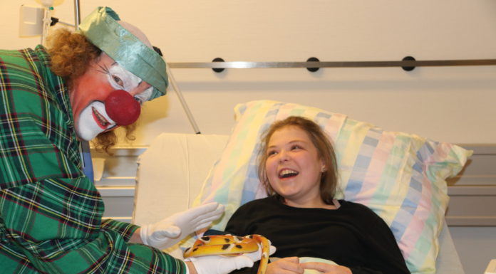 „Der alte Clown“ begeisterte nierenkranke Kinder und Jugendliche im KfH-Nierenzentrum Hannover