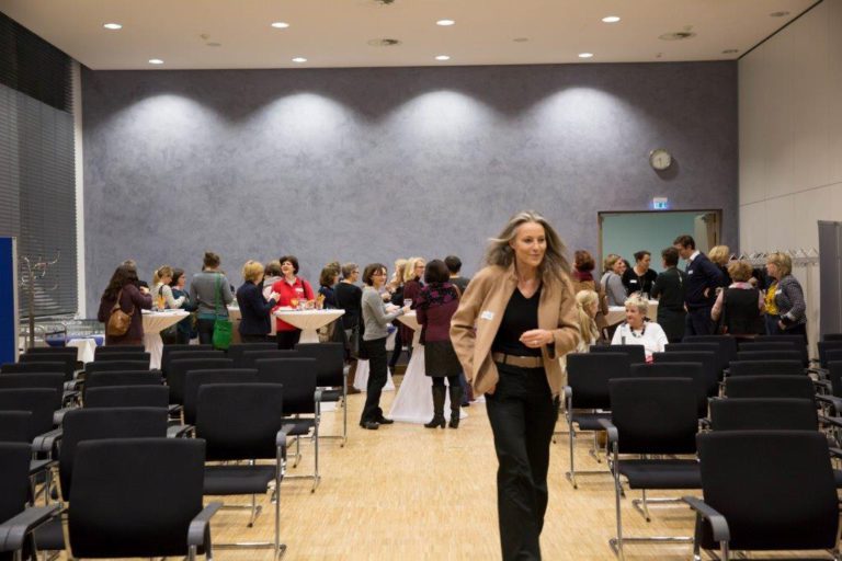 Frauen zurück in die Arbeitswelt – „Welcome back“: Netzwerktreffen für Wiedereinsteigerinnen