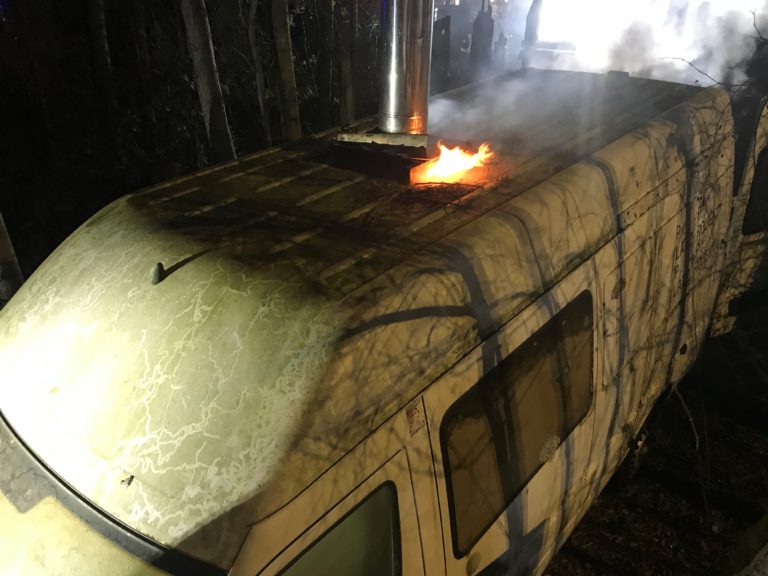 Brand eines Transporters auf dem Gelände PLATZprojekt e. V. in Hannover-Linden