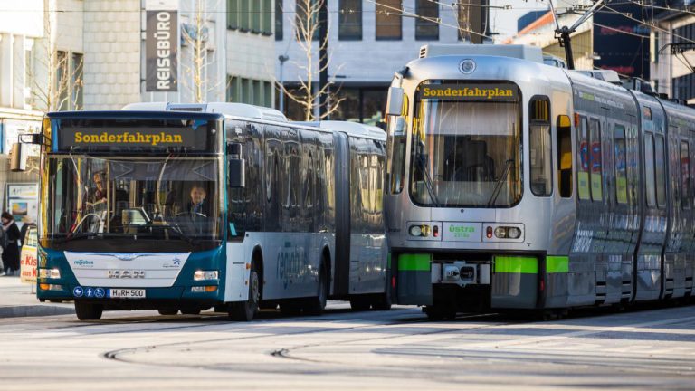 ÜSTRA und regiobus passen Sonderfahrpläne an