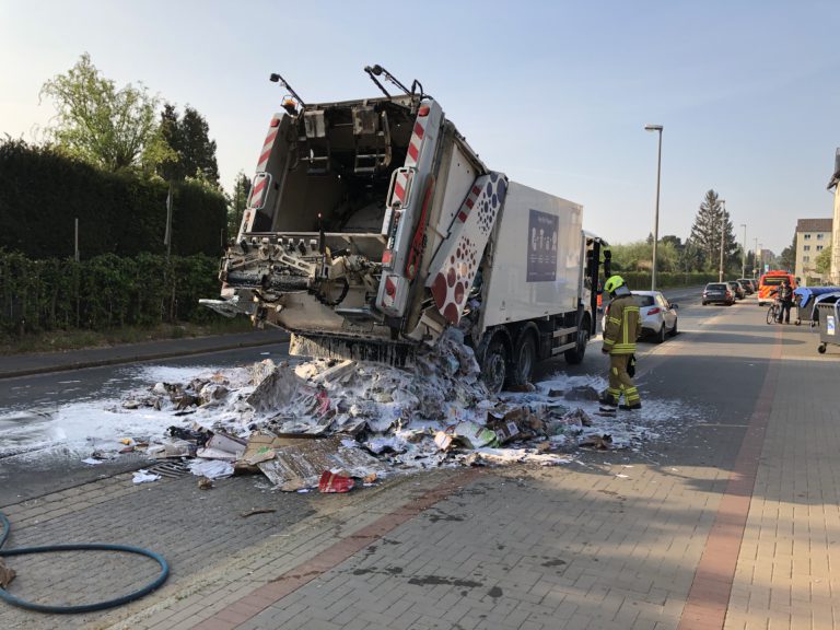 Altpapier brennt in Entsorgungsfahrzeug