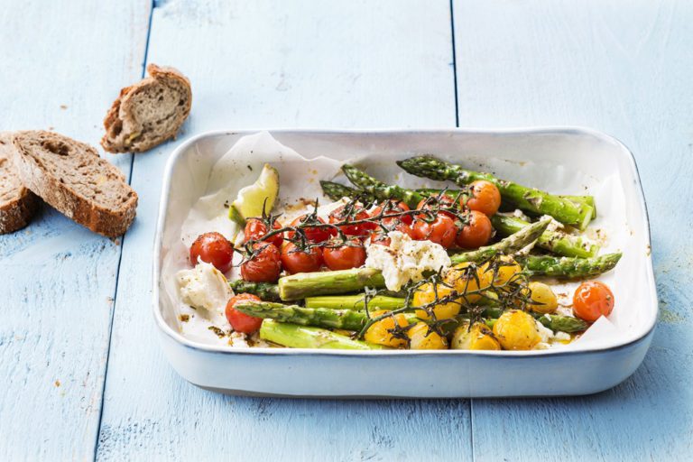 Ofenspargel mit Kirschtomaten