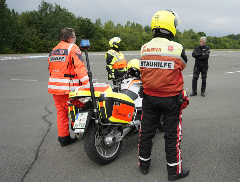 Die Johanniter-Stauhelfer starten mit einem ADAC-Sicherheitstraining in die Sommersaison