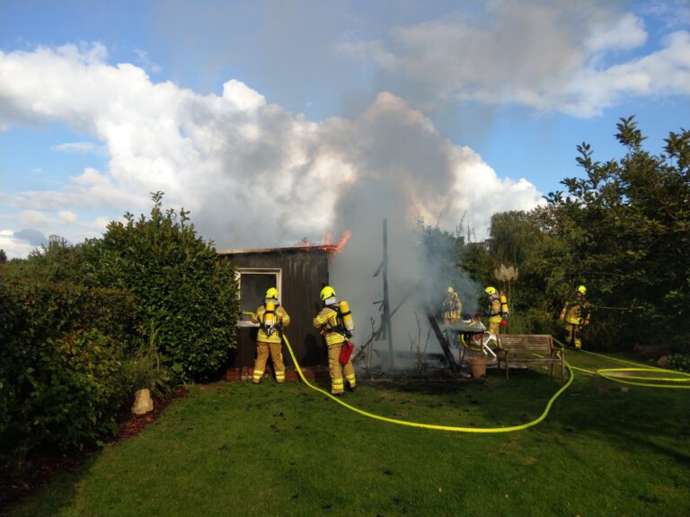 Feuer zerstört Gartenlaube im Stadteil Bult