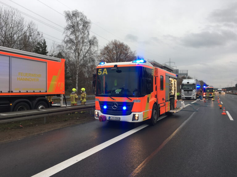 Dieseltank an LKW durch Eisenstange aufgerissen
