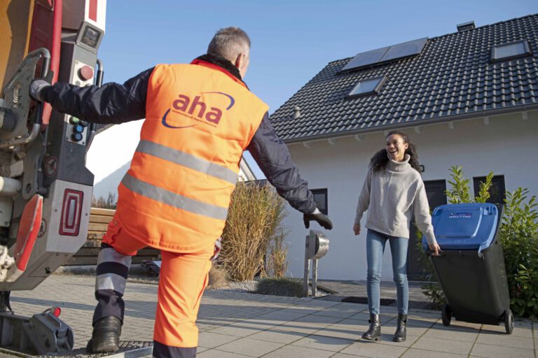 Wertvolles Altpapier richtig entsorgen: Altpapiertonne einfach und kostenlos bei aha bestellen