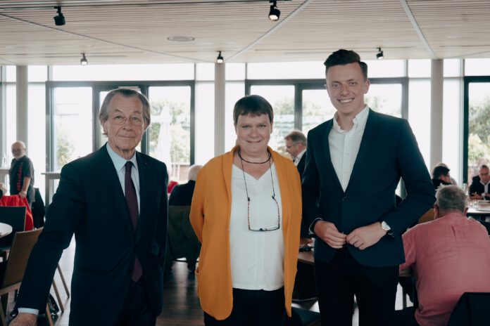 DRK-Vizepräsident und DRK-Vorständin im Austausch mit Franz Müntefering