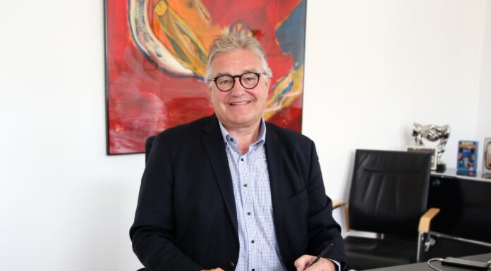 Regionspräsident Hauke Jagau unterzeichnet die Charta der Vielfalt