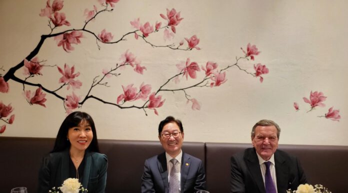 Gerhard Schröder empfing in Hannover den Justizminister der Republik Korea Beom Kye Park für Gespräche.