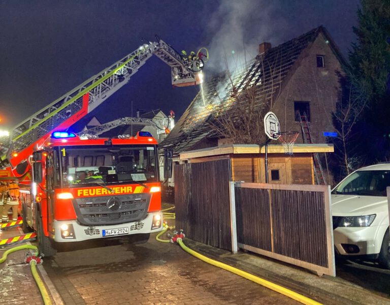 Feuerwehr Hannover: Brand eines Wohnhauses im Heidebeerweg