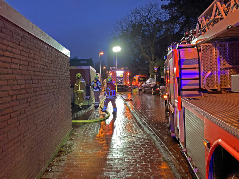 Feuerwehr Hannover: Zimmerbrand in einem Einfamilienhaus – Familie rettet sich