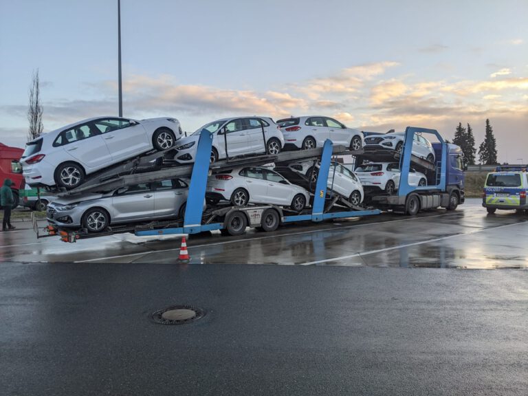 Bundesautobahn (BAB) 2: Polizei kontrolliert Schwerlastverkehr und ahndet bei 39 überprüften Fahrzeugen über 90 Verstöße