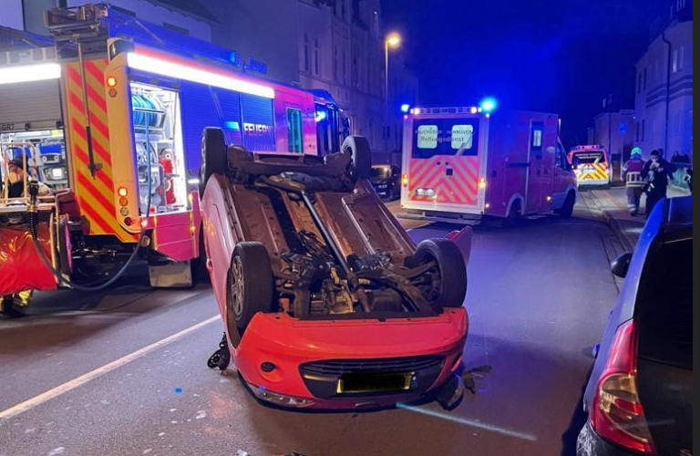 Feuerwehr Hannover: Verkehrsunfall in der Großbuchholzer Straße