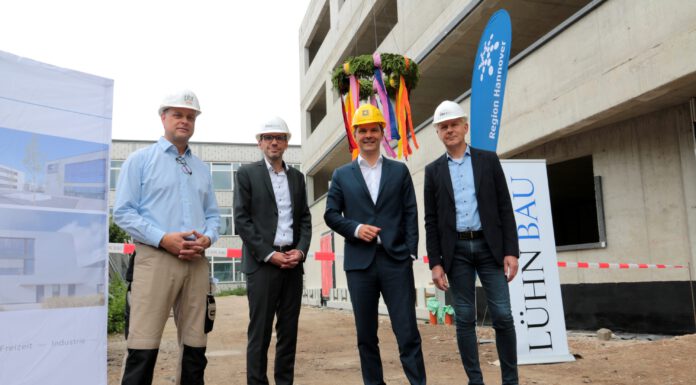 Berufsschulcampus Ohestraße: Richtkranz für das Werkstattgebäude – Fertigstellung Ende 2023 geplant / Region investiert rund 27 Millionen Euro