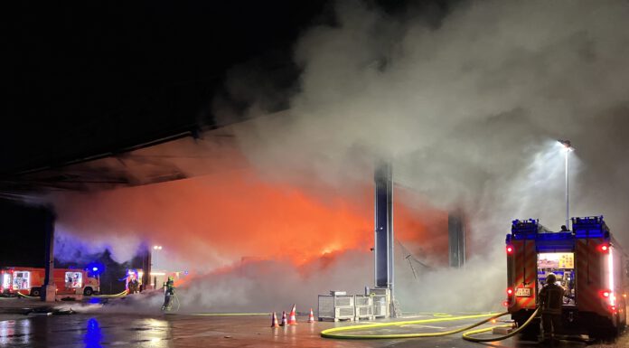Großbrand auf der Deponie Lahe – Feuerwehr bis in die frühen Morgenstunden im Einsatz