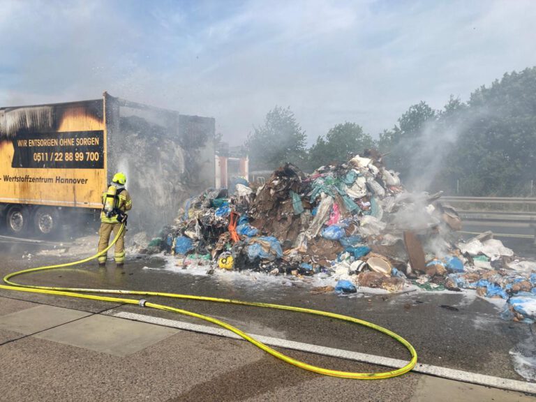 Hannover-Anderten: LKW Brand auf der Bundesautobahn 7