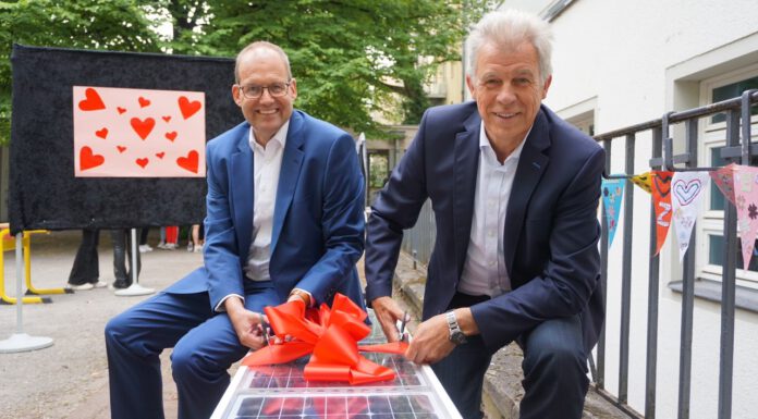 Platz nehmen und aufladen: Drei neue iBenches für die BBS 7 – Anna-Siemsen-Schule erhält solare Sitzbänke für den Pausenhof