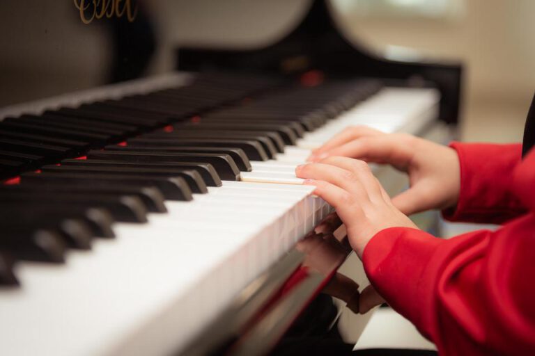 „Vom Scheitel bis zum großen Zeh“ – Musikschule der Landeshauptstadt Hannover bietet „Das Kleine Konzert“ für Kinder von 0 bis 3 Jahren im Stadtteilzentrum KroKus
