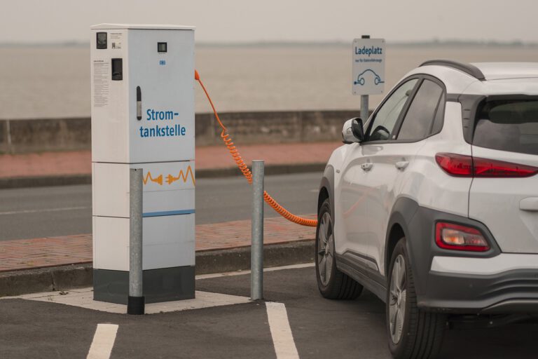 E-Mobilität: Nord-Ost-Bad bietet gleichzeitiges Laden und Baden