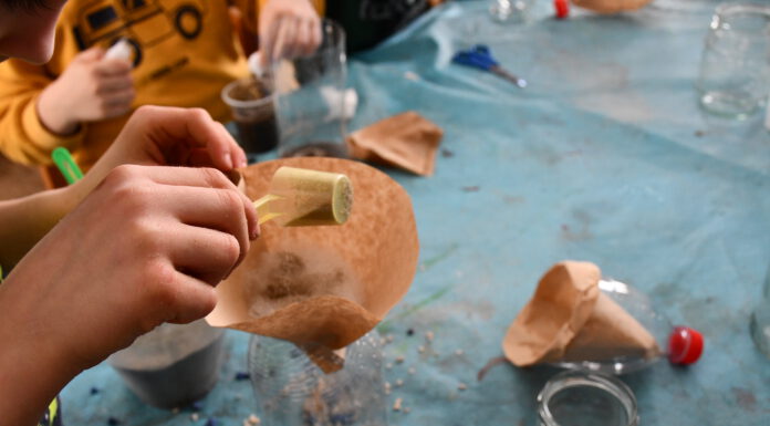 Forschende Kinder im Hort Sudewiesen. Foto: Region Hannover