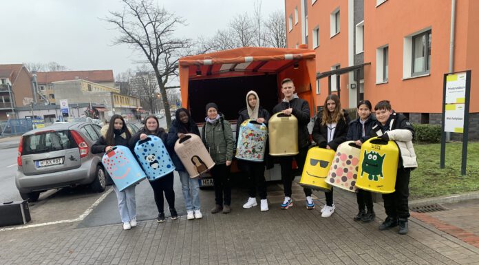 aha fördert Kunst am Papierkorb Kunst am Papierkorb , es werden Teilnehmer mit ihren Papierkörben gezeigt