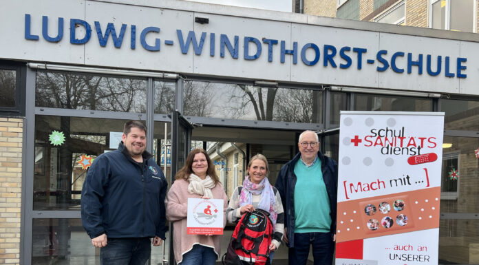 Jugendrotkreuz betreut seit 10 Jahren Schulsanitätsdienst an Ludwig Windthorst Schule Anerkennend für die 10-jährige Kooperation der Ludwig Windthorst Schule (LWS) mit dem Jugendrotkreuz (JRK) überreichte Christian Quade (links), Leiter JRK, den beiden Konrektorinnen Kerstin Marx und Katharina Kutter (Mitte) ein Schild für deren Schulsanitätsdienst.