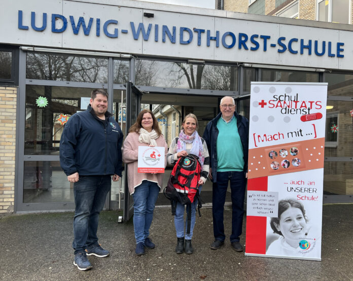 Anerkennend für die 10-jährige Kooperation der Ludwig Windthorst Schule (LWS) mit dem Jugendrotkreuz (JRK) überreichte Christian Quade (links), Leiter JRK, den beiden Konrektorinnen Kerstin Marx und Katharina Kutter (Mitte) ein Schild für deren Schulsanitätsdienst.