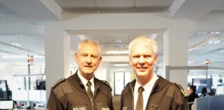 Die Polizeivizepräsidenten Detlef Hoffmann (li.) und Jens Eggersglüß