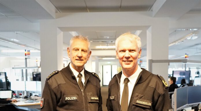 Die Polizeivizepräsidenten Detlef Hoffmann (li.) und Jens Eggersglüß
