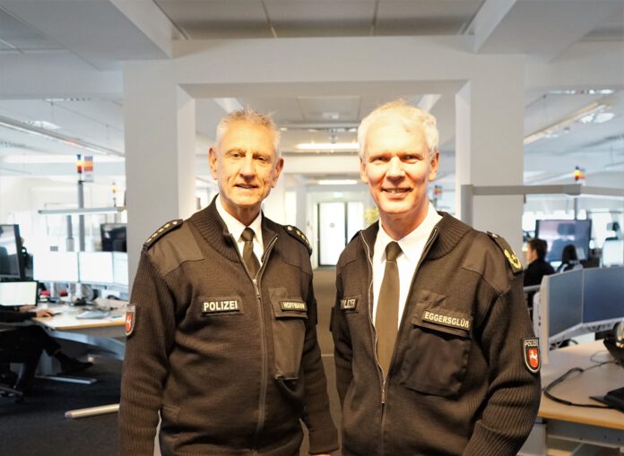 Die Polizeivizepräsidenten Detlef Hoffmann (li.) und Jens Eggersglüß