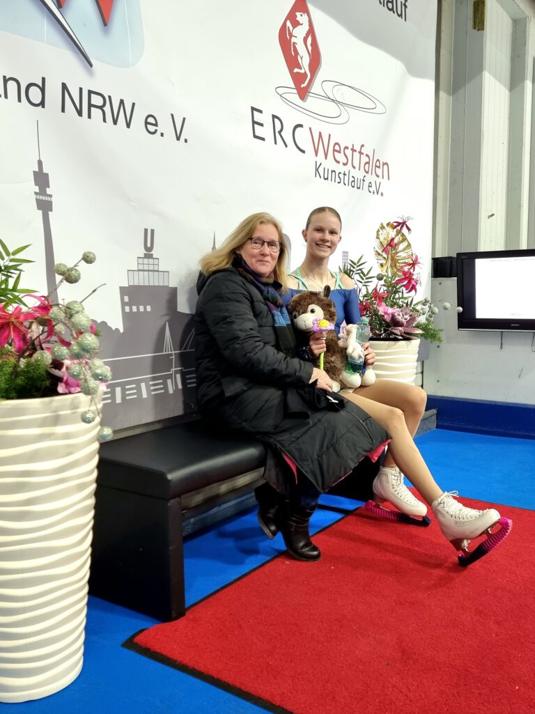 Joleen und Alena vom ESC Wedemark Scorpions e.V. beim Deutschlandpokal 2023 in Dortmund