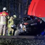 Drei Auto-Insassen bei Kollision tödlich verletzt. Foto: Feuerwehr Neustadt a. Rgbe.