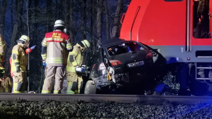 Drei Auto-Insassen bei Kollision tödlich verletzt. Foto: Feuerwehr Neustadt a. Rgbe.