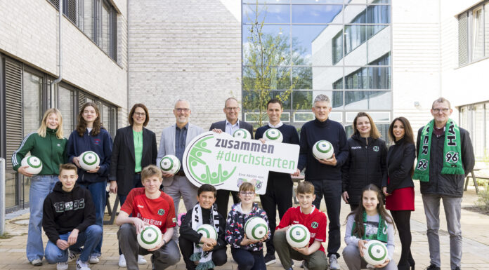 Bälleübergabe von Hannover 96 und GVH an Lehrkräfte und Schüler der Sophienschule in Hannover v.l.n.r. Peter Kindermann, Schulleiter Sophienschule, Ulf-Birger Franz, GVH Geschäftsführer, Marcus Mann, Sportdirektor Hannover 96 und Bastian Hellberg, Aufsichtsratsmitglied Hannover 96 Fotograf: Kevin Münkel