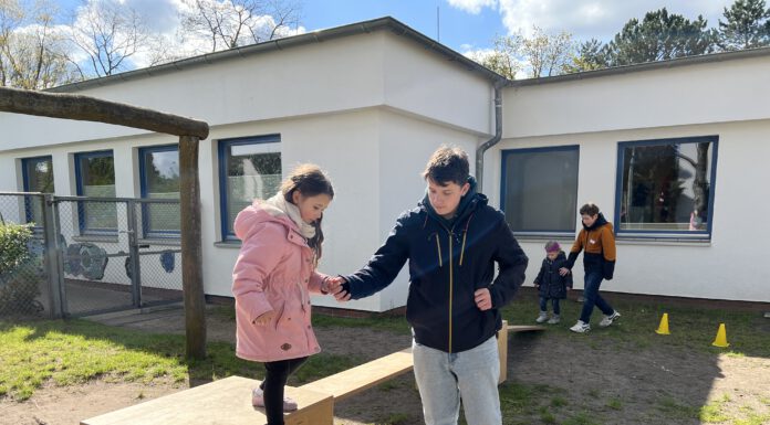 Schüler in DRK-Kita