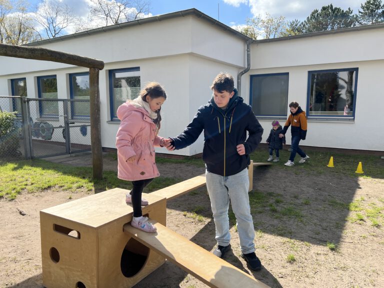 Schüler in DRK-Kita