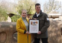 Asphalt-Magazin übernimmt Patenschaft: Zoo-Chef Andreas M. Casdorff überreicht Katharina Sterzer, zukünftige Geschaeftsführerin des Asphalt-Magazins die Patenurkunde. Foto Erlebnis-Zoo Hannover