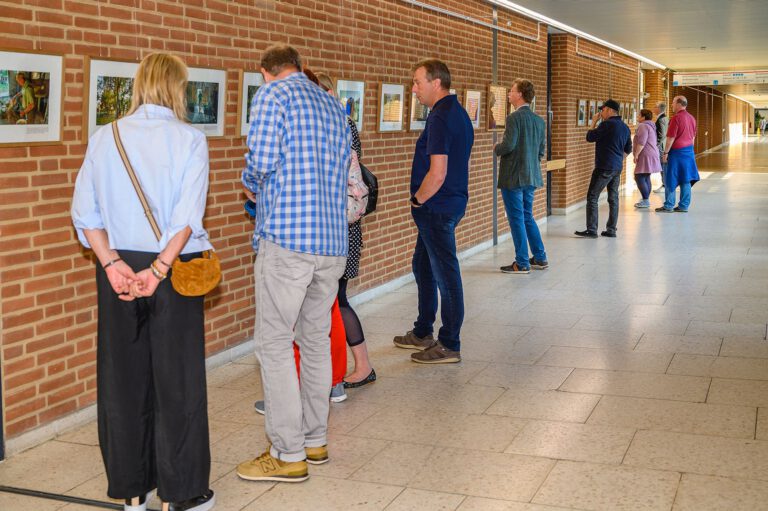 Der MHH KunstGang ist eindrucksvoll wiederbelebt – Die Eröffnung der Foto-Ausstellung „Mit 66 Jahren…“ von Dirk Opitz am 12.05.2023 war ein großer Erfolg