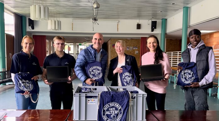 „Heyalter Hannover“: Bedürftige Jugendliche der Dietrich-Bonhoeffer-Realschule erhalten 25 Laptops für Chancengleichheit bei der Digitalisierung "Heyalter Hannover": Bedürftige Jugendliche der Dietrich-Bonhoeffer-Realschule erhalten 25 Laptops für Chancengleichheit bei der Digitalisierung