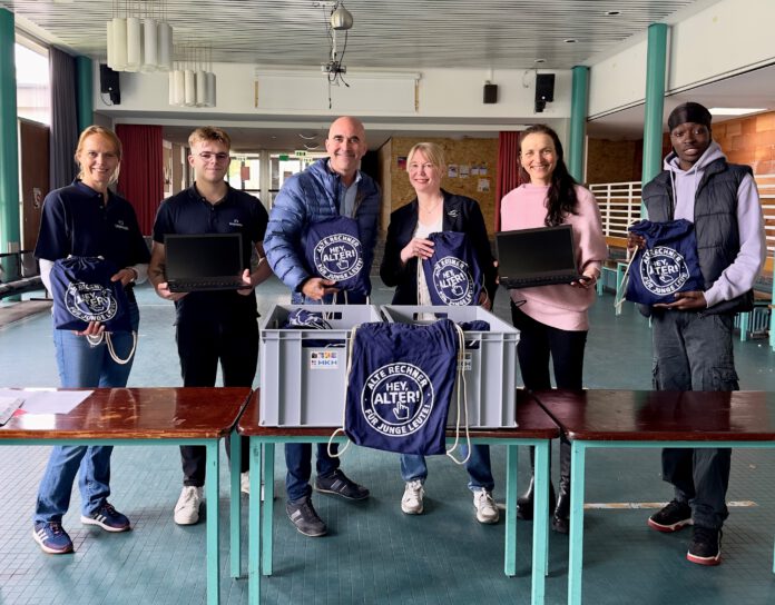 Übergabe Notebooks "Heyalter Hannover": Bedürftige Jugendliche der Dietrich-Bonhoeffer-Realschule erhalten 25 Laptops für Chancengleichheit bei der Digitalisierung