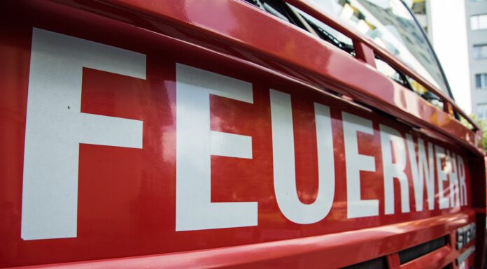 Feuer auf Balkon in Wettbergen breitet sich auf das Dach eines Mehrfamilienhauses und die angrenzende Wohnung aus
