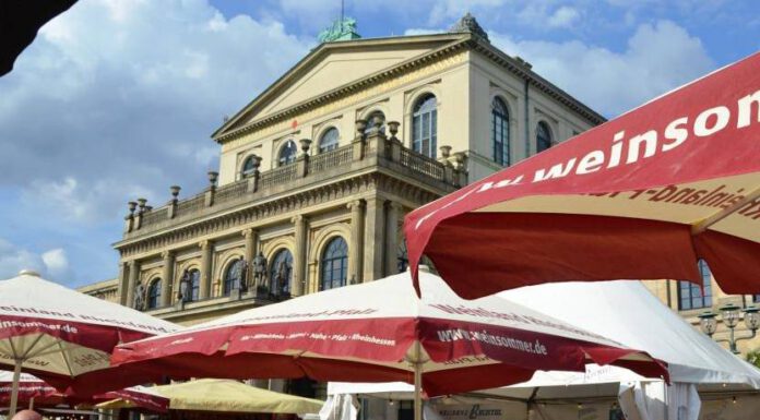 Vom 20. bis 23. Juli wird der Opernplatz zur Weinoase von Hannover Vom 20. bis 23. Juli wird der Opernplatz zur Weinoase von Hannover.