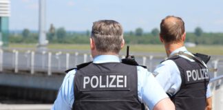 Mann randaliert im ICE - drei verletze Polizeibeamte am Bahnsteig in Hannover