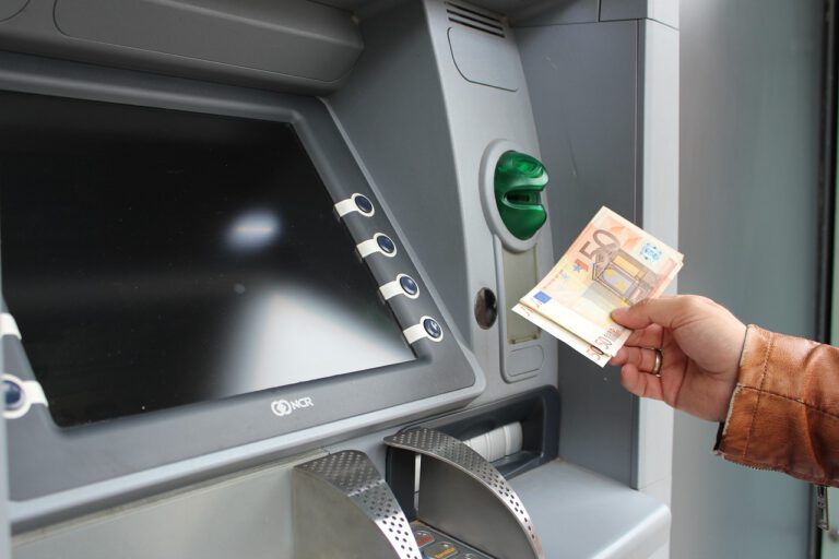 Die Polizei warnt! – Trickdiebstahl nach Geldabhebung am Schalter in der Innenstadt