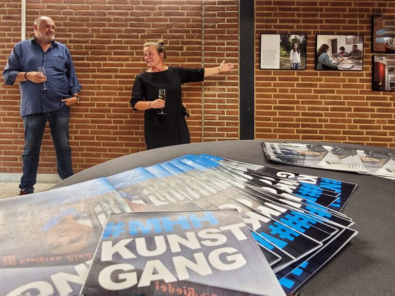 Eine bewegende Vernissage – Isabel Winarsch stellt ihre Fotoausstellung „Angekommen“ vor