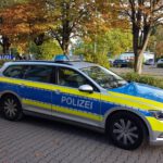 Sattelzug durchbricht Leitplanke